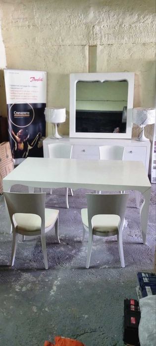 Сет маса, 4стола, трапезен шкаф и огледало