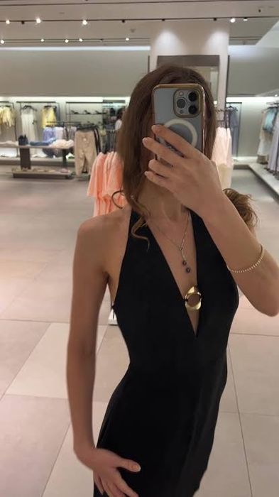 Елегантна черна рокля ZARA със златист детайл