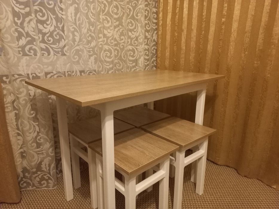 Стол и табуретки