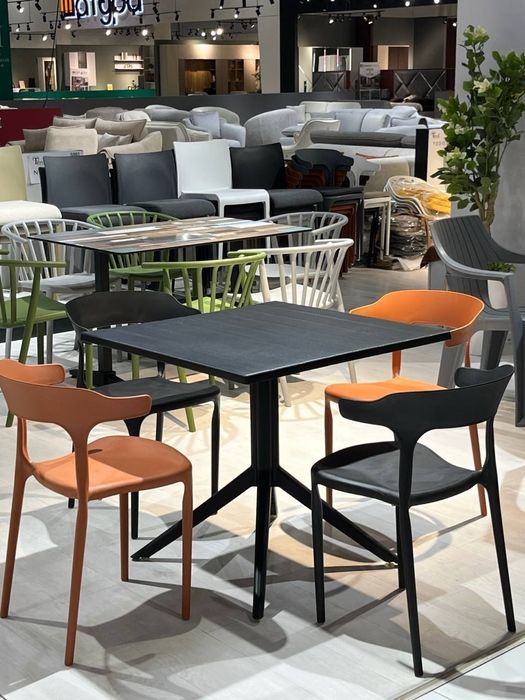 Plastmassa пластиковые столы и стулья