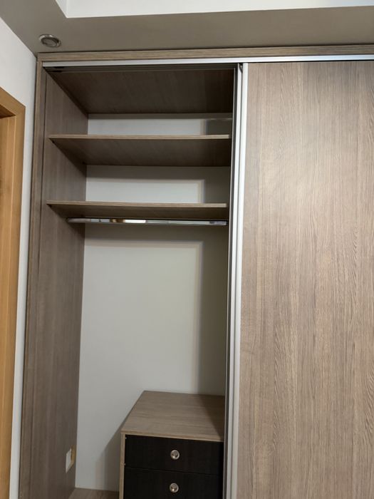 Dressing modern din PAL cu finisaj în nuanță de stejar și uși glisante cu rame metalice