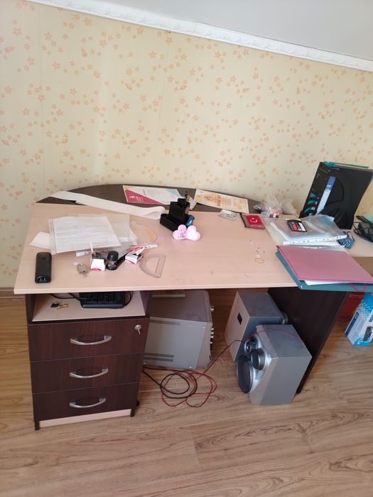 Дёшево  офис стол с отверстиями