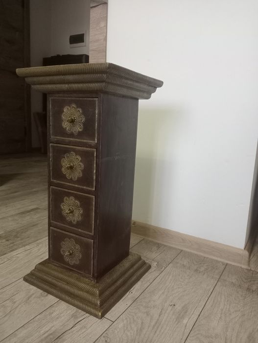 Продам тумбочку..