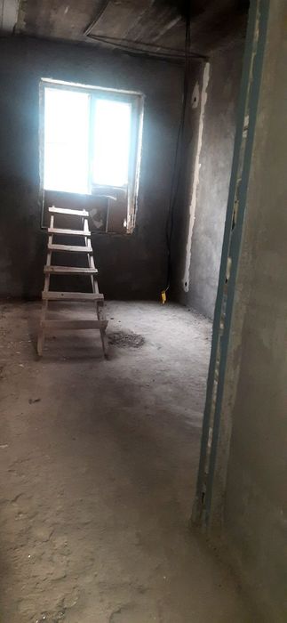 Uy sotiladi 1 etaj va -1 etaj duplex