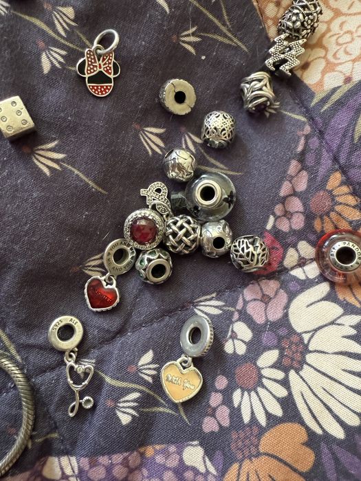 Елементи и гривна пандора.