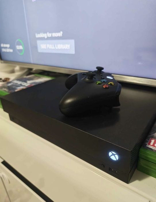 Vand Xbox One X 1T o maneta + jocuri 
Consola și maneta impecabile