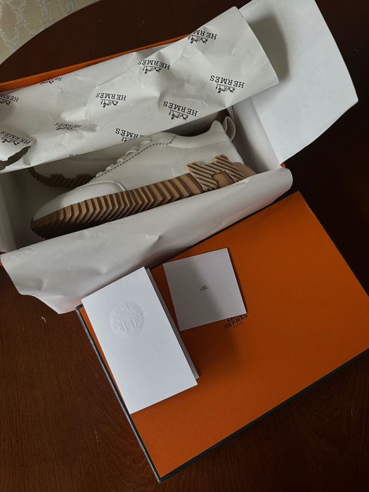 Белые кроссовки в стиле Hermès