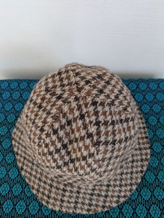 Вълнена кафява шапка с периферия