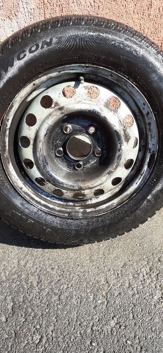 Vand cauciucuri cu tot cu jantee 195/65/15 pirelii.jantele sunt de la