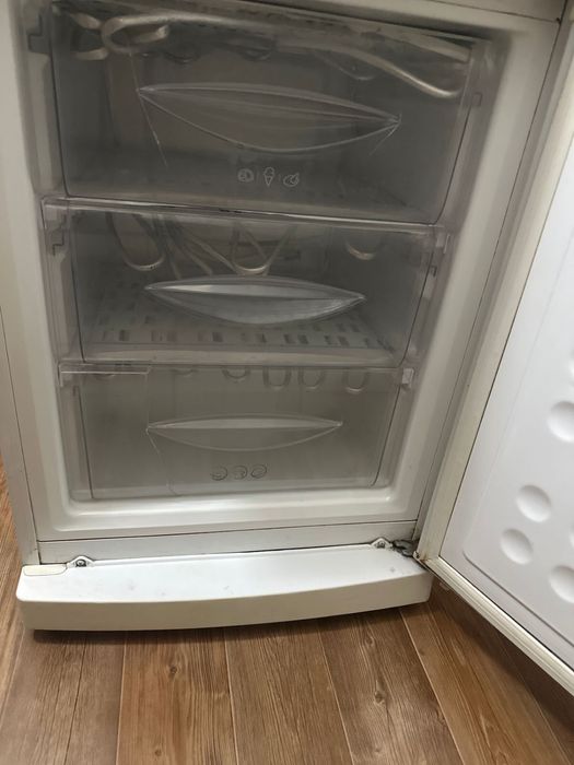 Холодильник старый я дам 10тысяч срочно