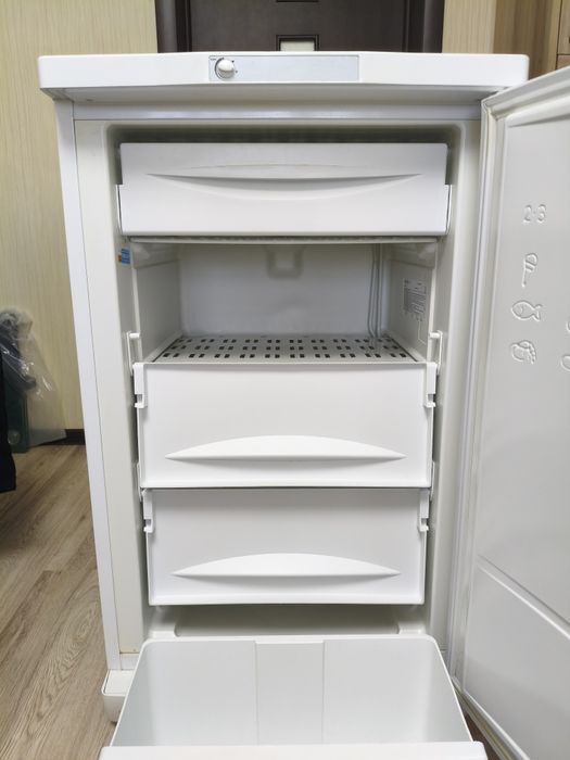 Продам морозильник  Indesit SFR100