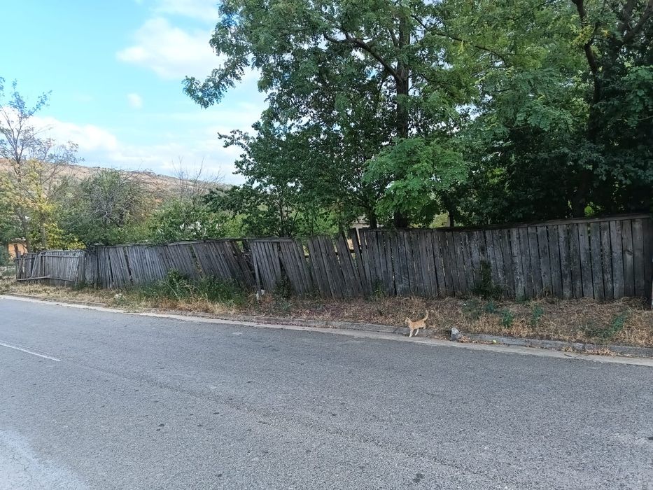 Teren intravilan cu casa bătrânească