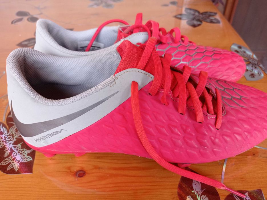 Футболни обувки (бутонки)