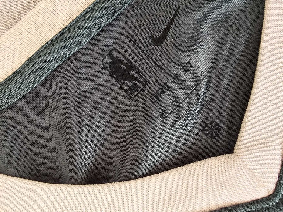 Потник на Milwaukee Bucks с автограф от Giannis Antetokounmpo