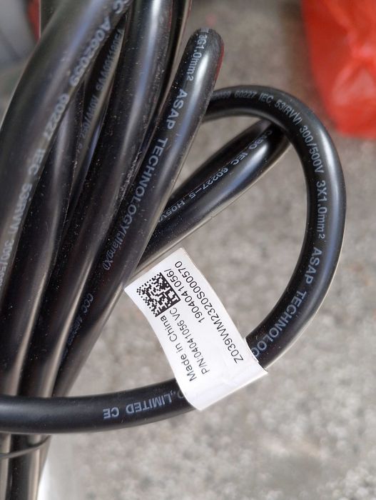 Чисто нов захранващ кабел