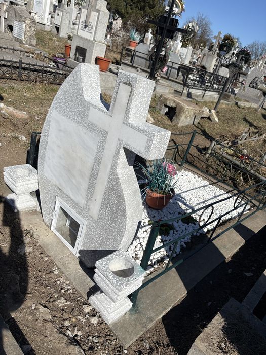 Loc de veci / Cimitir Eternitatea (aleea principală).