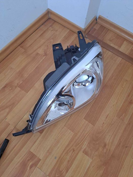 Far stanga/dreapta Mercedes ML W163 an 2001-2005 , faruri noi