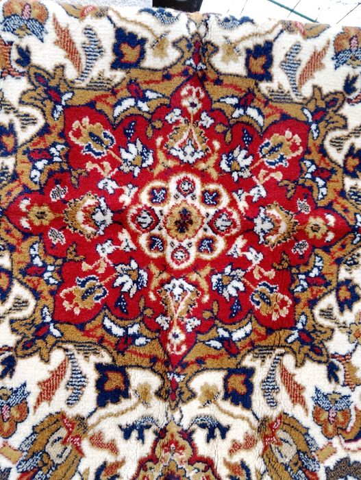 Красив персийски килим