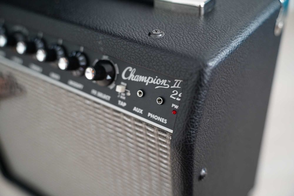 Set complet pentru chitară electrică + amplificator Fender – stare impecabilă
