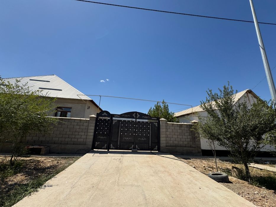 Әйел моншада шешініп жатыр