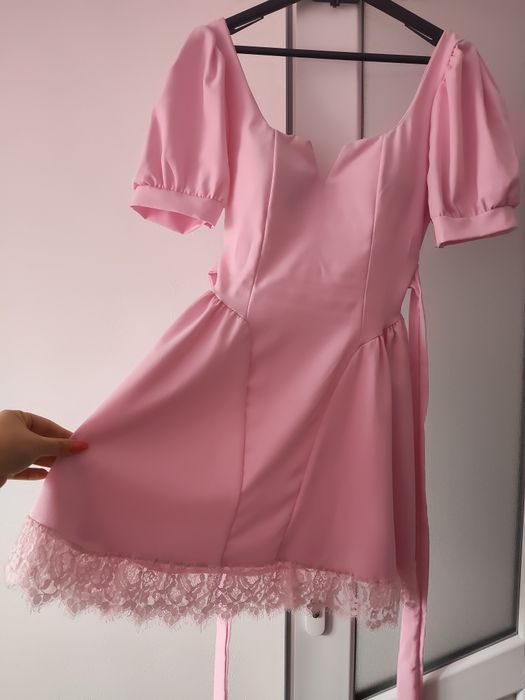 Vând rochie roz elegantă