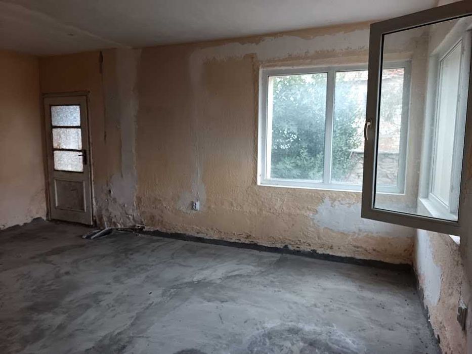 Масивна двуетажна къща в село Младиново