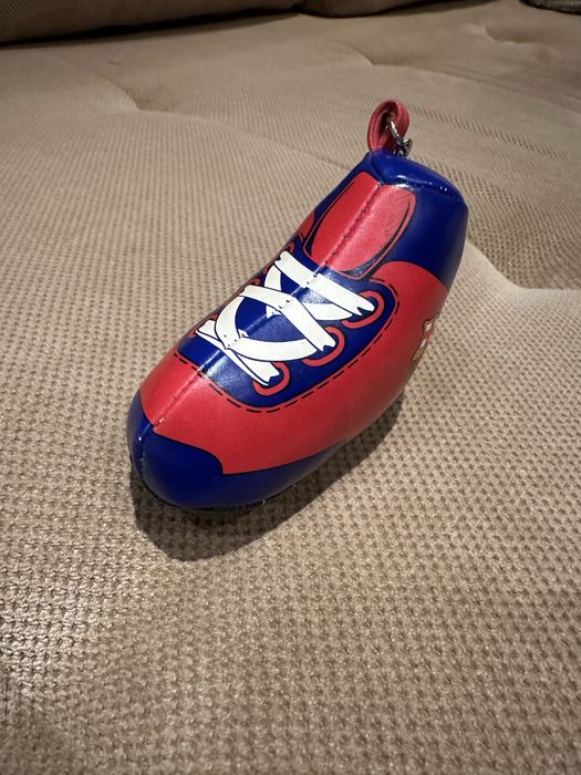 Продавам ключодържател обувка FC Barcelona