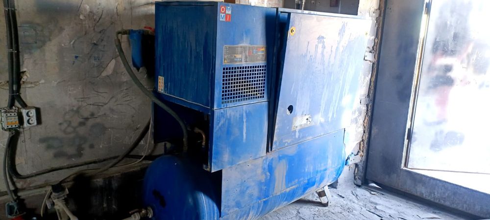 Продается компрессор и вытяжка малярная