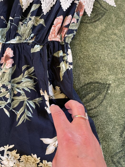 Salopeta scurta cu motiv floral, dantela si buzunare Marime S