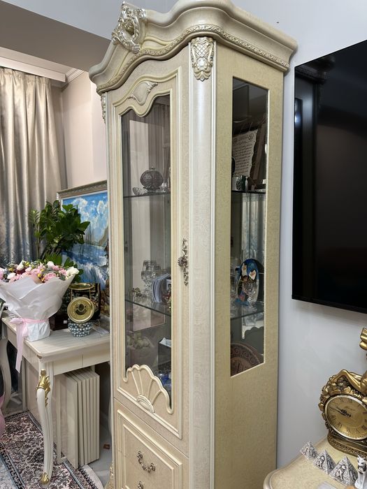 Продаем набор шкафы-витрины+ тумбу