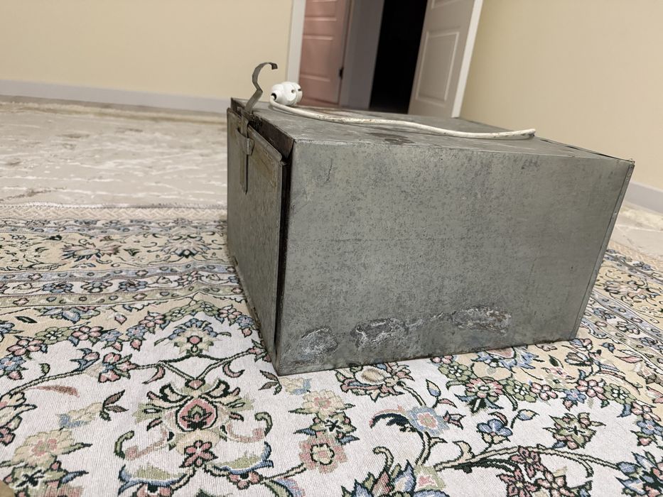 Продоется попугай с клеткой