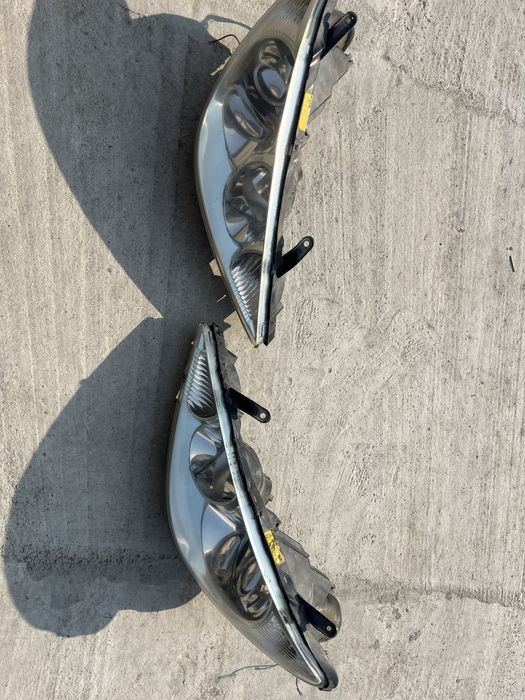 Тойота естима фар