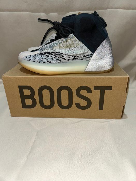 Yeezy Quantum noi cu eticheta