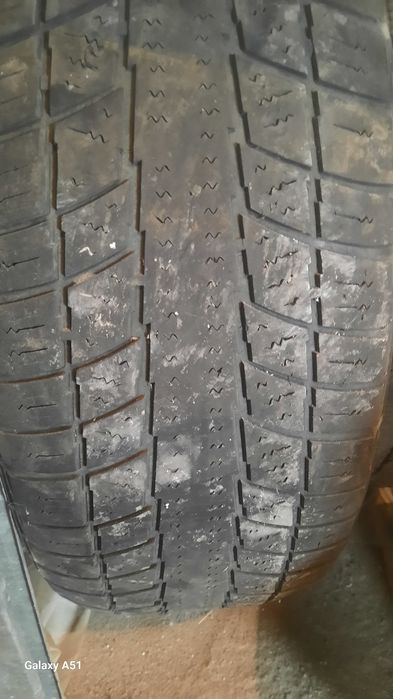 Зимний шина шипованные.