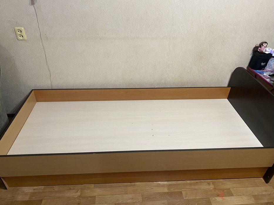 Продам кровать без матраса