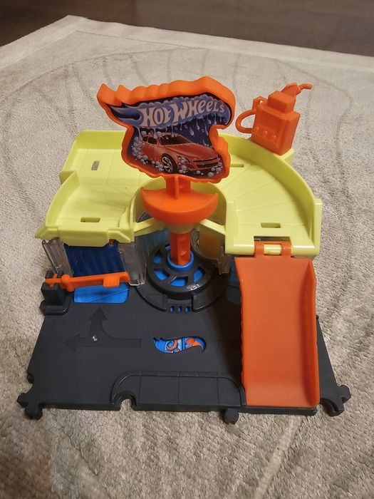 Продам набор Hot wheels, треки