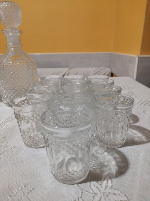 Гарафа с чашки към нея