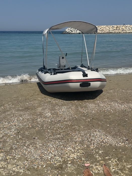 Barca cu chila in V si podina aluminiu cu motor johnson