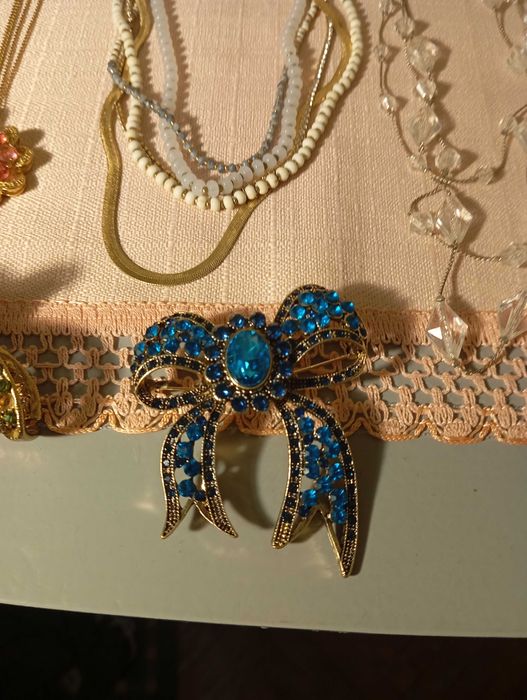 Женски бижута колиета гривни и брошки