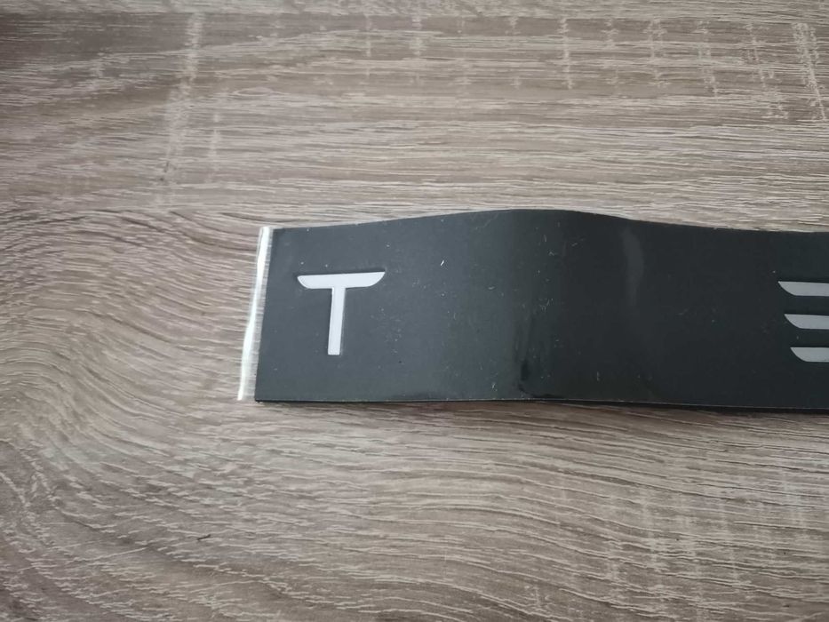 сребрист надпис Tesla Тесла