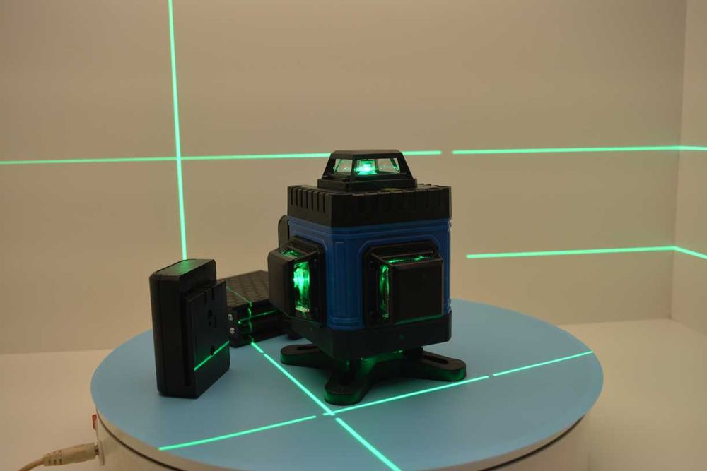 Are 2 BatteriesPromotie autoNivela unda profesionala unda 16 lini 4D  360 cu autonivelare cu telecomanda
