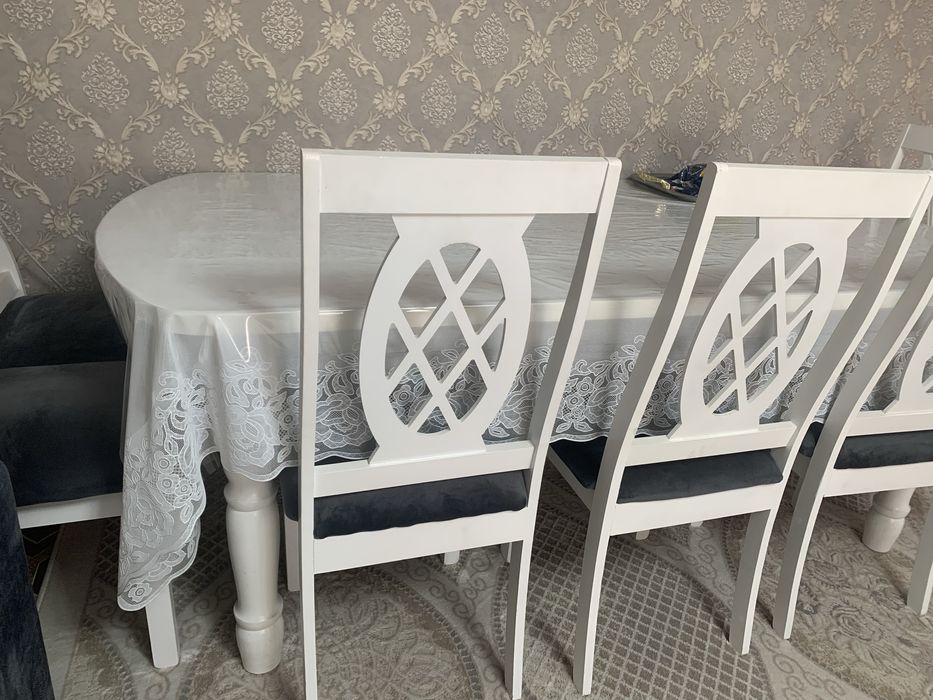 Стол в гостиную или кухню