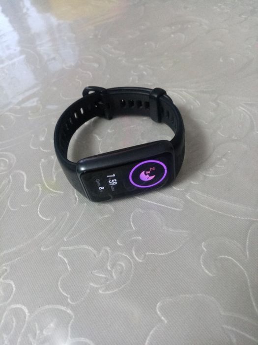 Продам Hwauei band 6