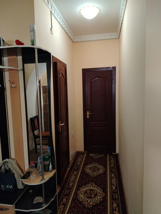 Шахар марказида 4 этажли уйни 4-этажида 4 хонали квартира сотилади.