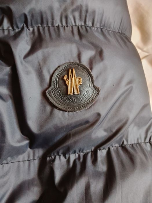 Продам пуховик монклер