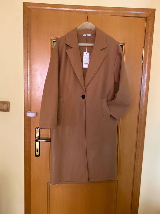 Тънко бежово палто