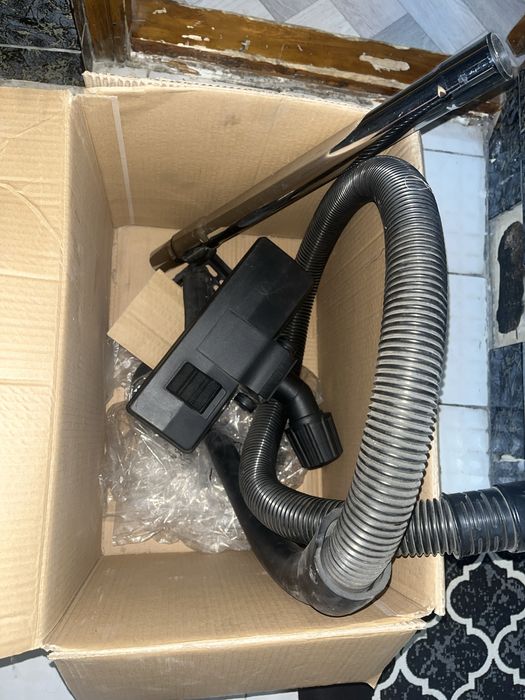 Пылесос Elenberg 1800w