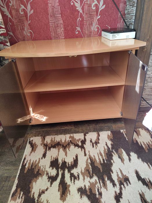 Тумба под телевизор с дверцами на колёсиках