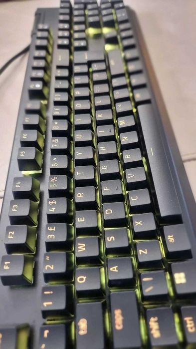 Продавам механична геймърска клавиатура Razer BlackWidow V4 GRN SWTCHS