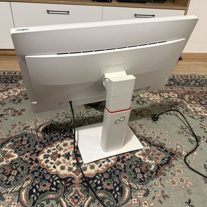 Продавам монитор Fujitsu